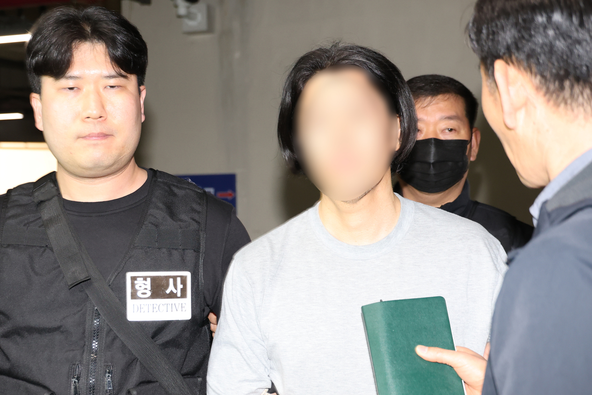 ‘기장 살해’ 전직 부기장 “기득권 양아치짓에 복수” 주장...영장심사 출석