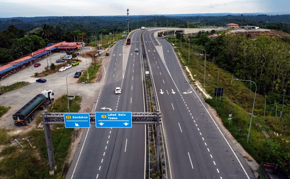 Three die after Proton X70 collides with Alza on Pan Borneo Highway