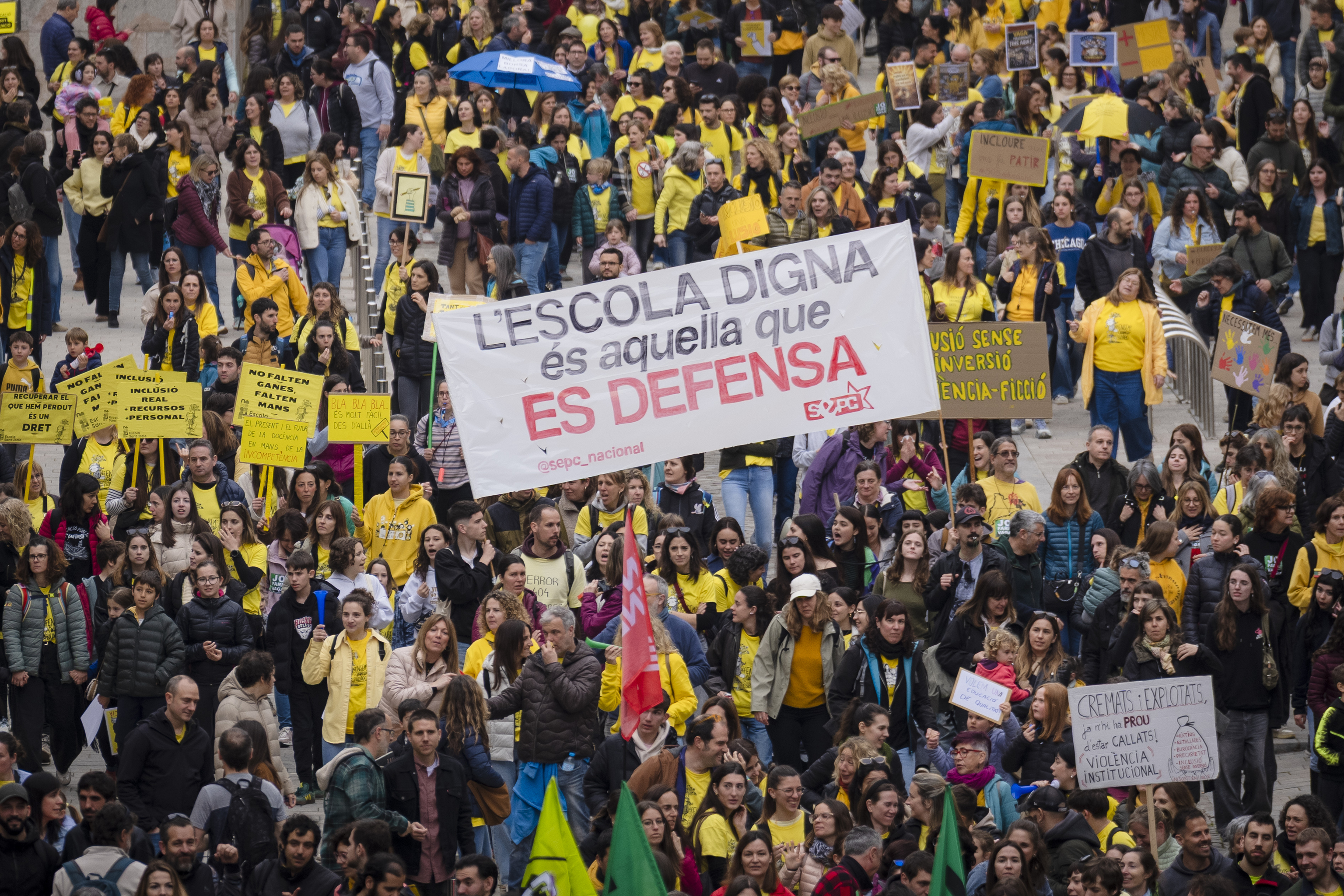 Las huelgas de docentes y médicos colapsan Barcelona y amenazan la  estabilidad anunciada por Salvador Illa
