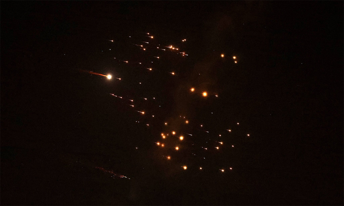 Israel nêu lý do không chặn đầu đạn chùm của Iran