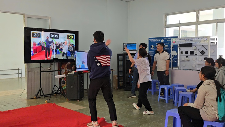 Vào xưởng điều khiển máy móc, robot, học sinh lớp 9 'làm nghề thử'