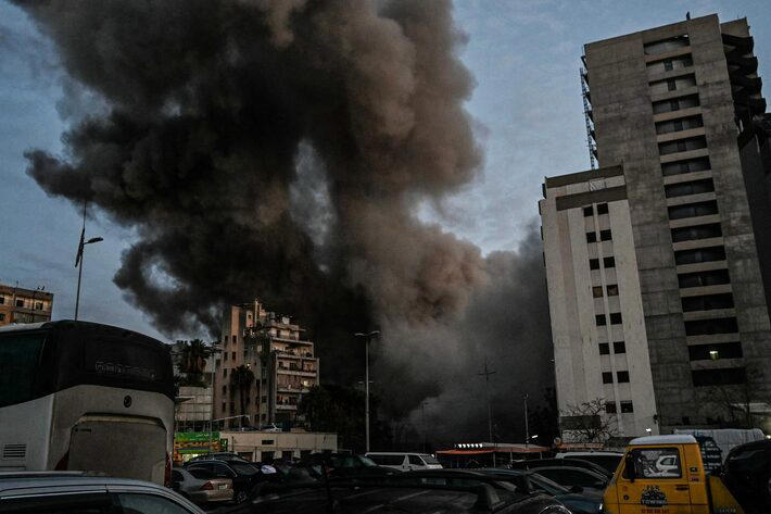 Fumaça em um prédio atingido por um ataque aéreo israelense no bairro de Bashoura, em Beirute. Foto: Fadel Itani/AFP
