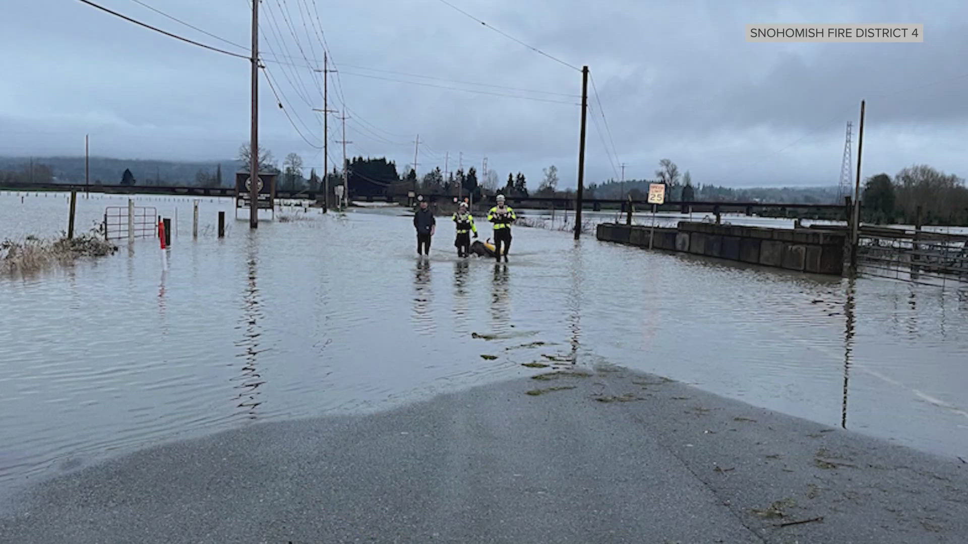 Driver rescued from floodwaters in Snohomish<br><br>
