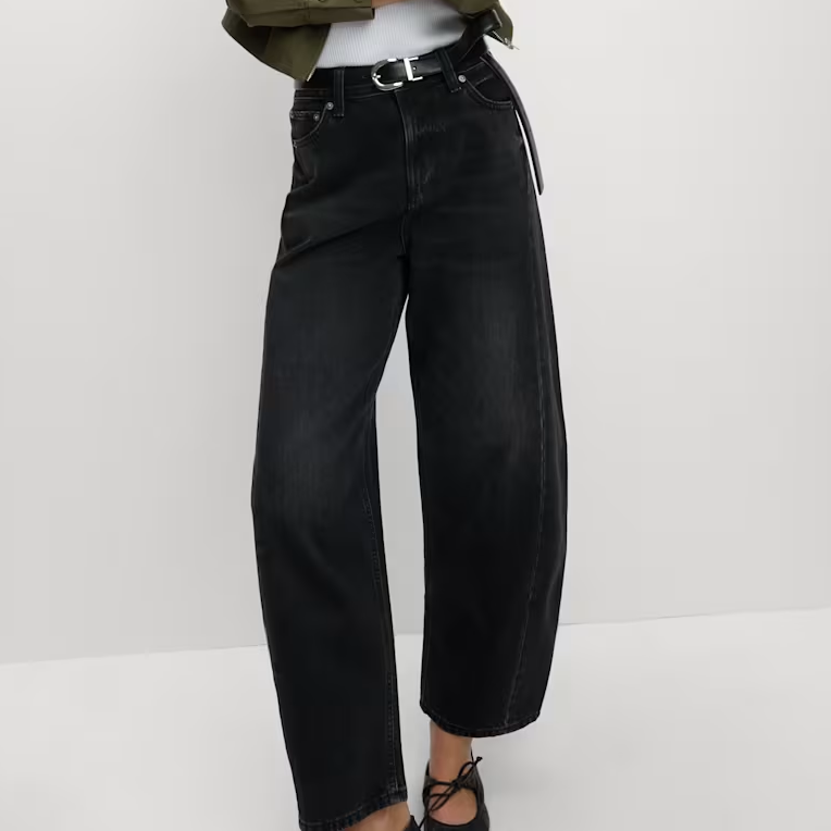 Jessie Buckley's barrel leg jeans and cardigan outfit is ideal for ...