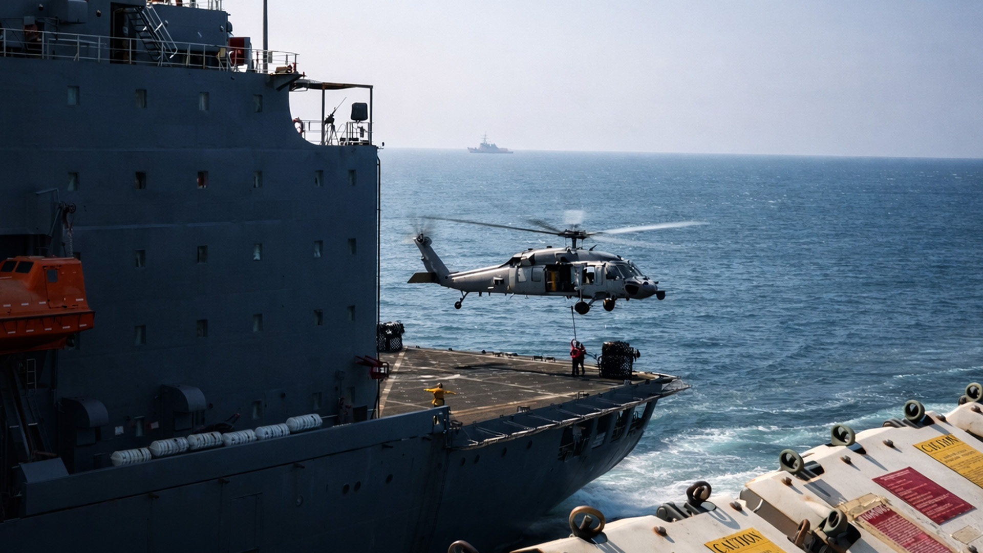 Des navires de guerre réapprovisionnent en mer pendant une opération en ...