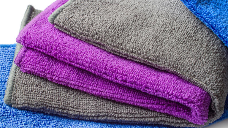 What type of microfiber cloth is best for cleaning OLED screens?
