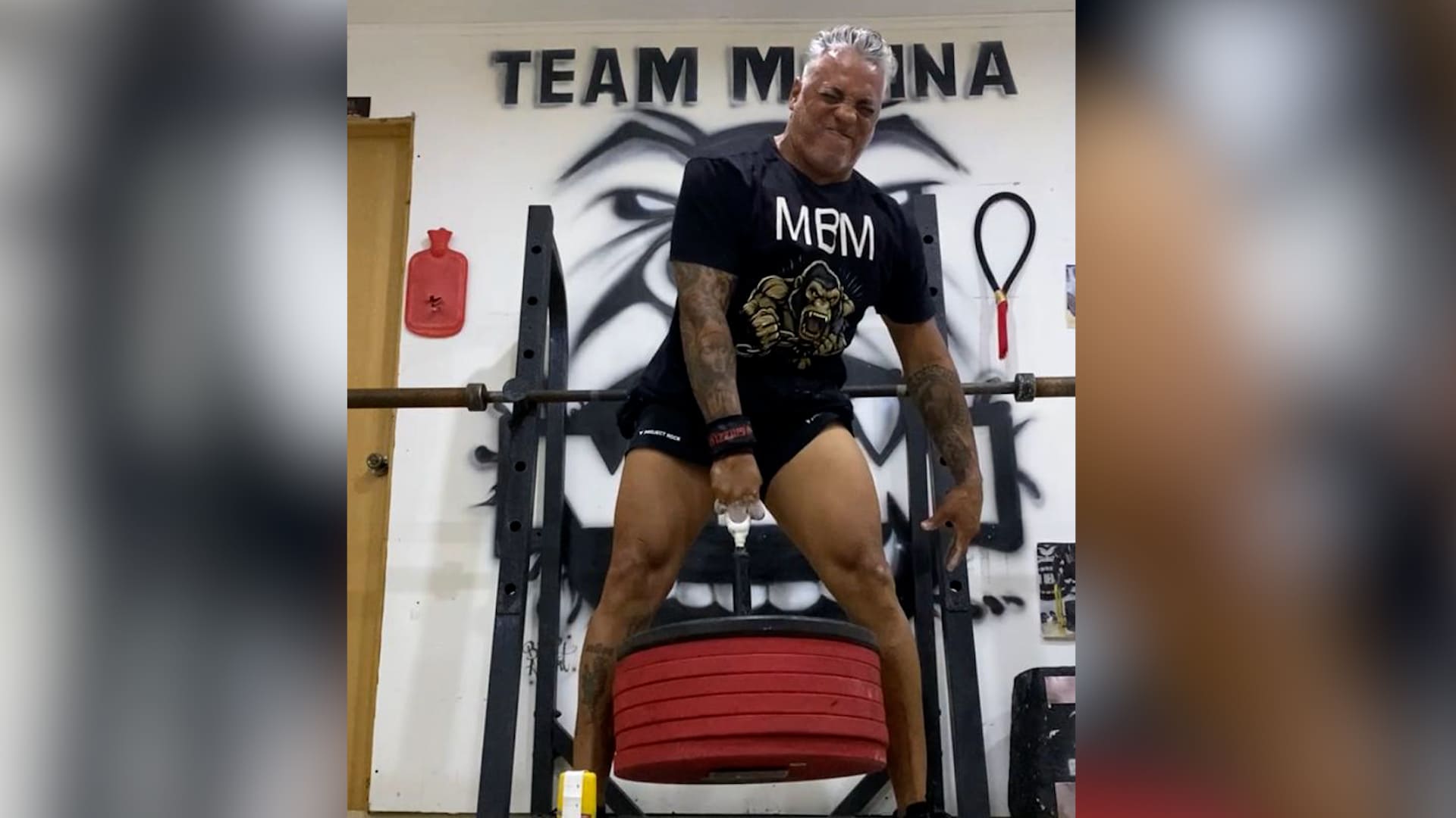 Egmond Molina solleva 159 kg con un solo dito in un'elevazione record