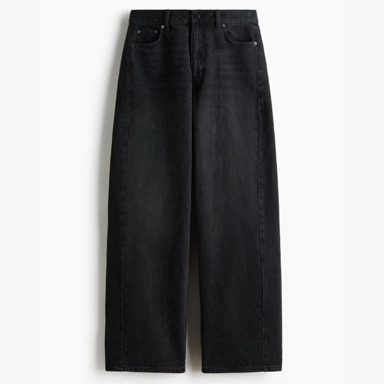 Jessie Buckley's barrel leg jeans and cardigan outfit is ideal for ...