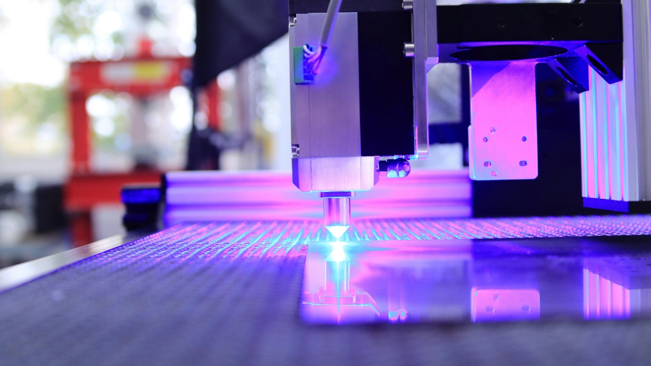 Ultrafast lasers boost diamond photon links for a future quantum internet