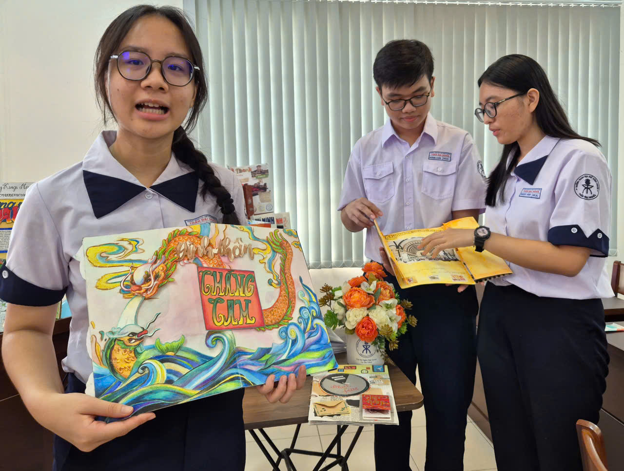 Học sinh trường chuyên làm sách song ngữ về di sản TP.HCM