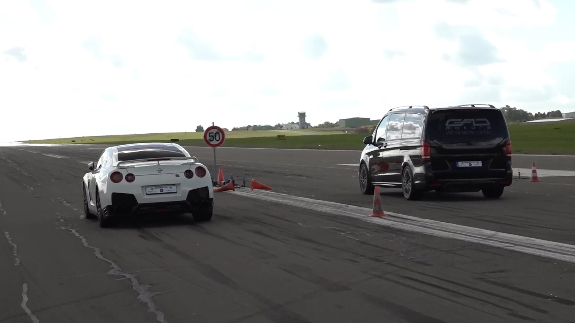 Who Actually Wins Between Nissan GTR Against Mercedes-Benz Vito in Drag ...
