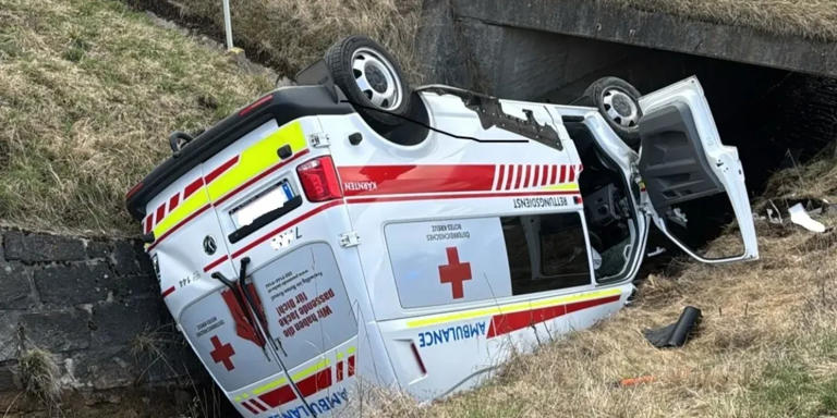 Rettungswagen landet im Straßengraben: Vier Verletzte nach Unfall