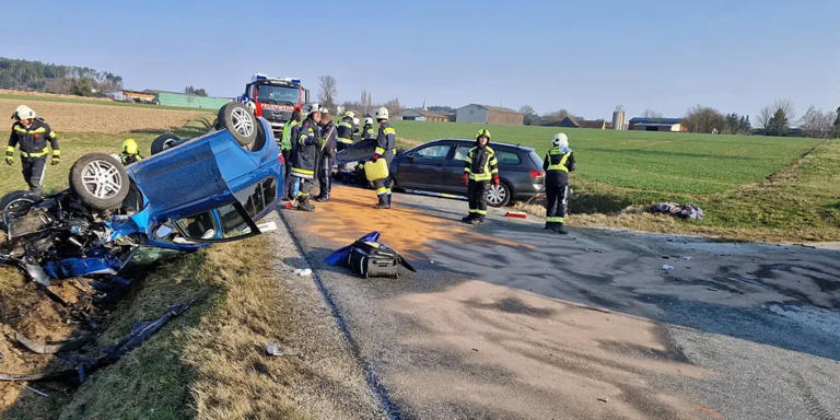 Heftige Kollision: Zwei Frauen verletzt, Auto lag am Dach