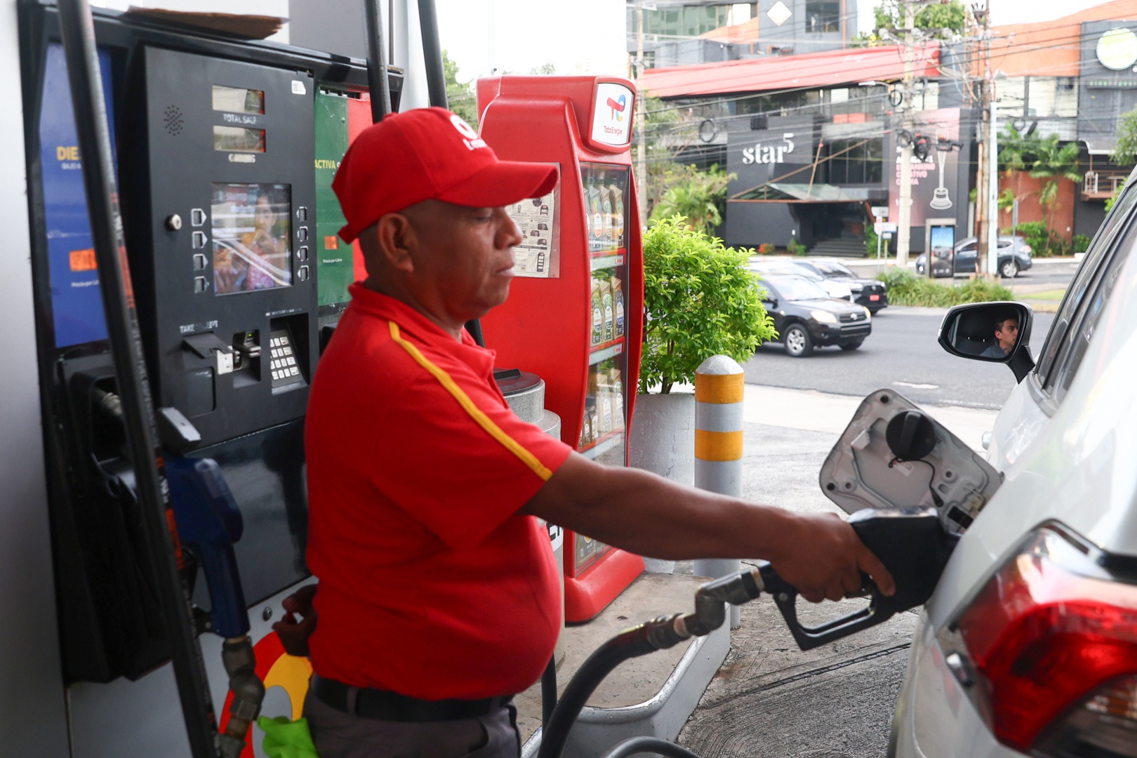 Centroamérica siente la crisis en Oriente Medio con el alza del precio ...