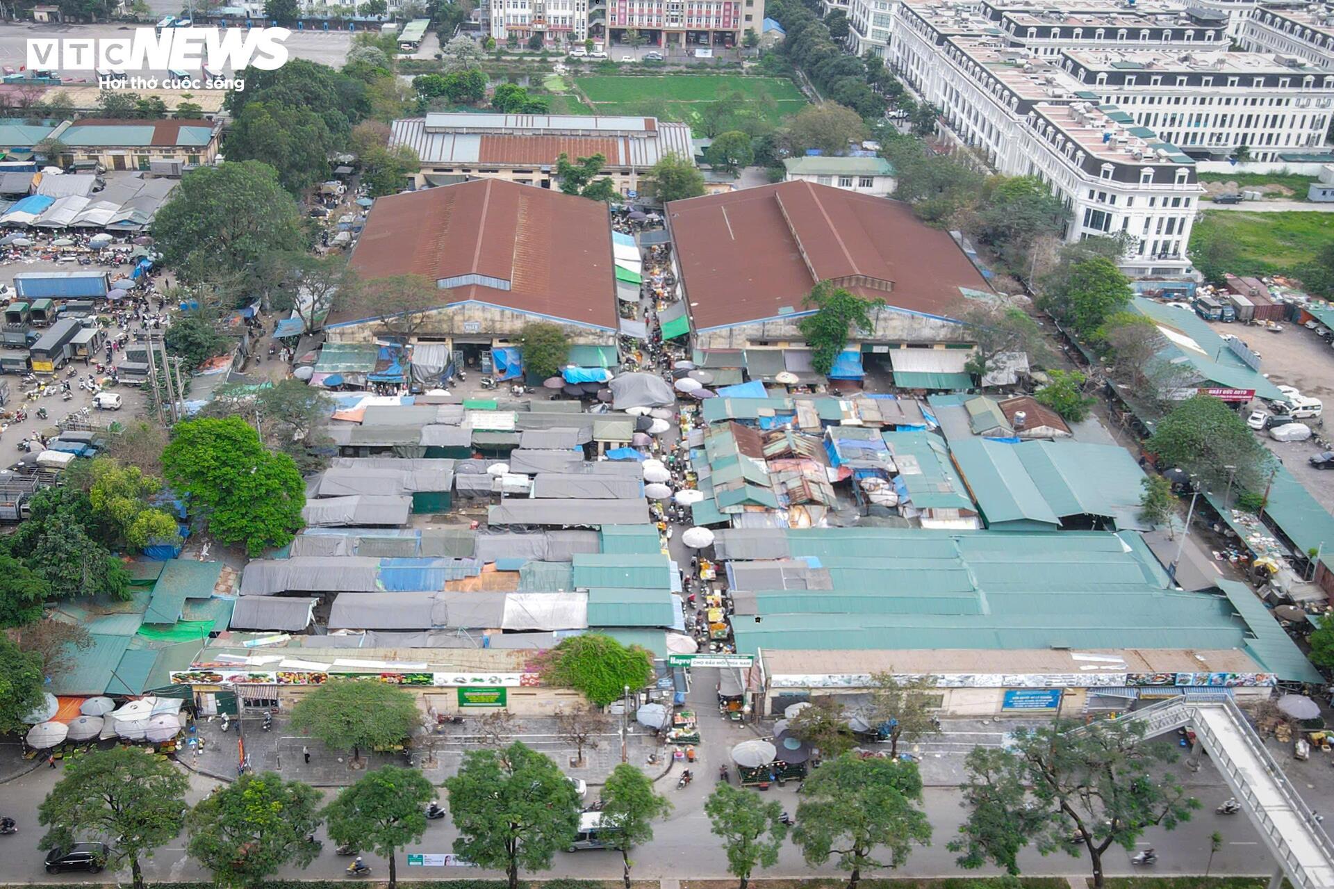 Tiểu thương chợ đầu mối Hà Nội chiếm vỉa hè, nháo nhác dọn hàng khi thấy công an