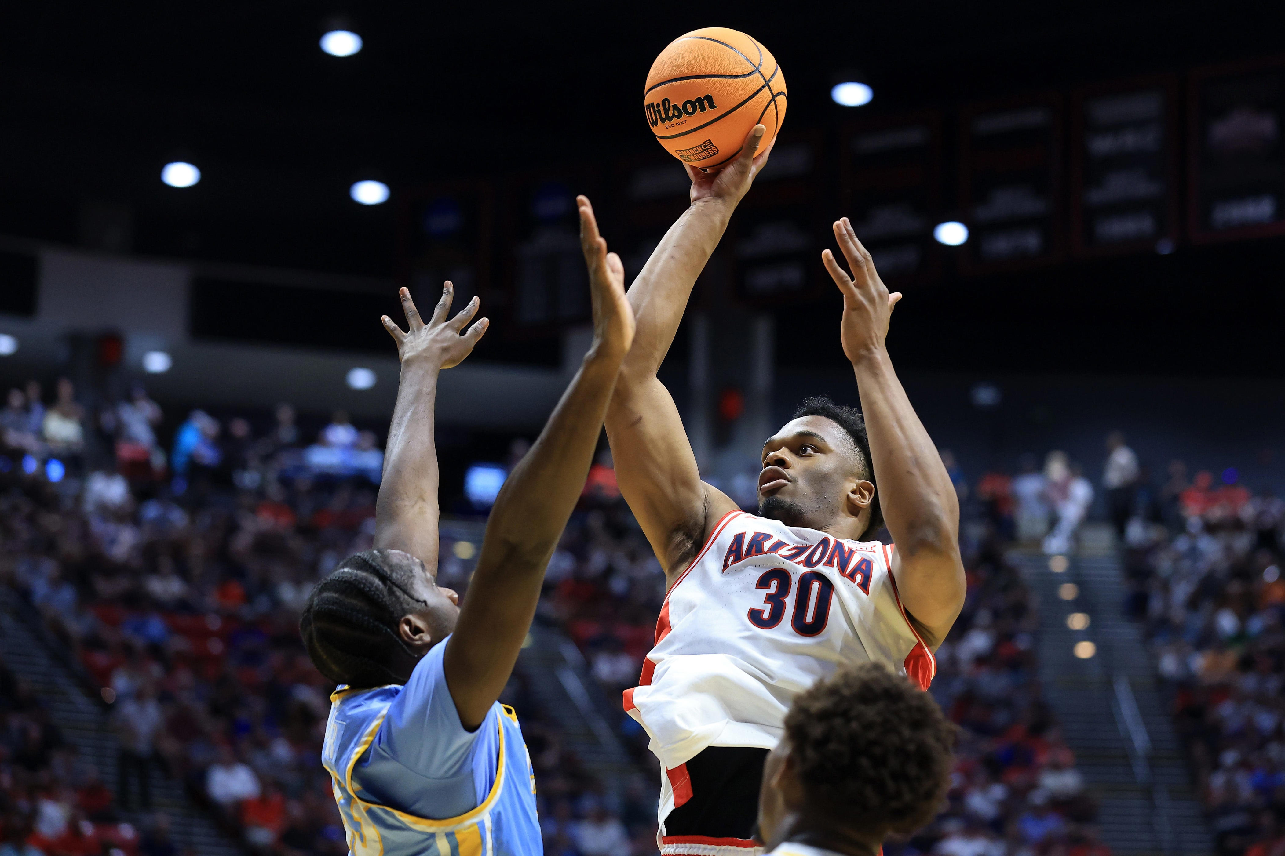 Arizona shows championship abilities in dominant opening win