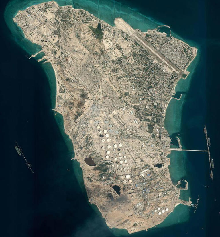 Esta imagem mostra a dimensão da infraestrutura petrolífera na ilha de Kharg (AP)