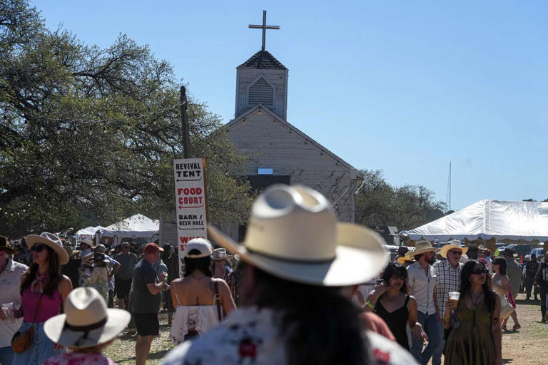 'Catch me if you can': Willie Nelson, 92, challenges fate at Luck reunion
