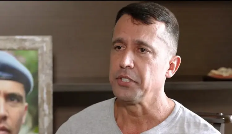 Tenente-coronel Geraldo Leite Rosa Neto é escoltado para o Hospital da Polícia Militar em São Paulo após relatar crise de ansiedade (Foto: Instagram)