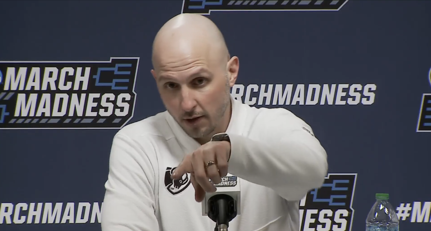 College coach has viral exchange with student reporters