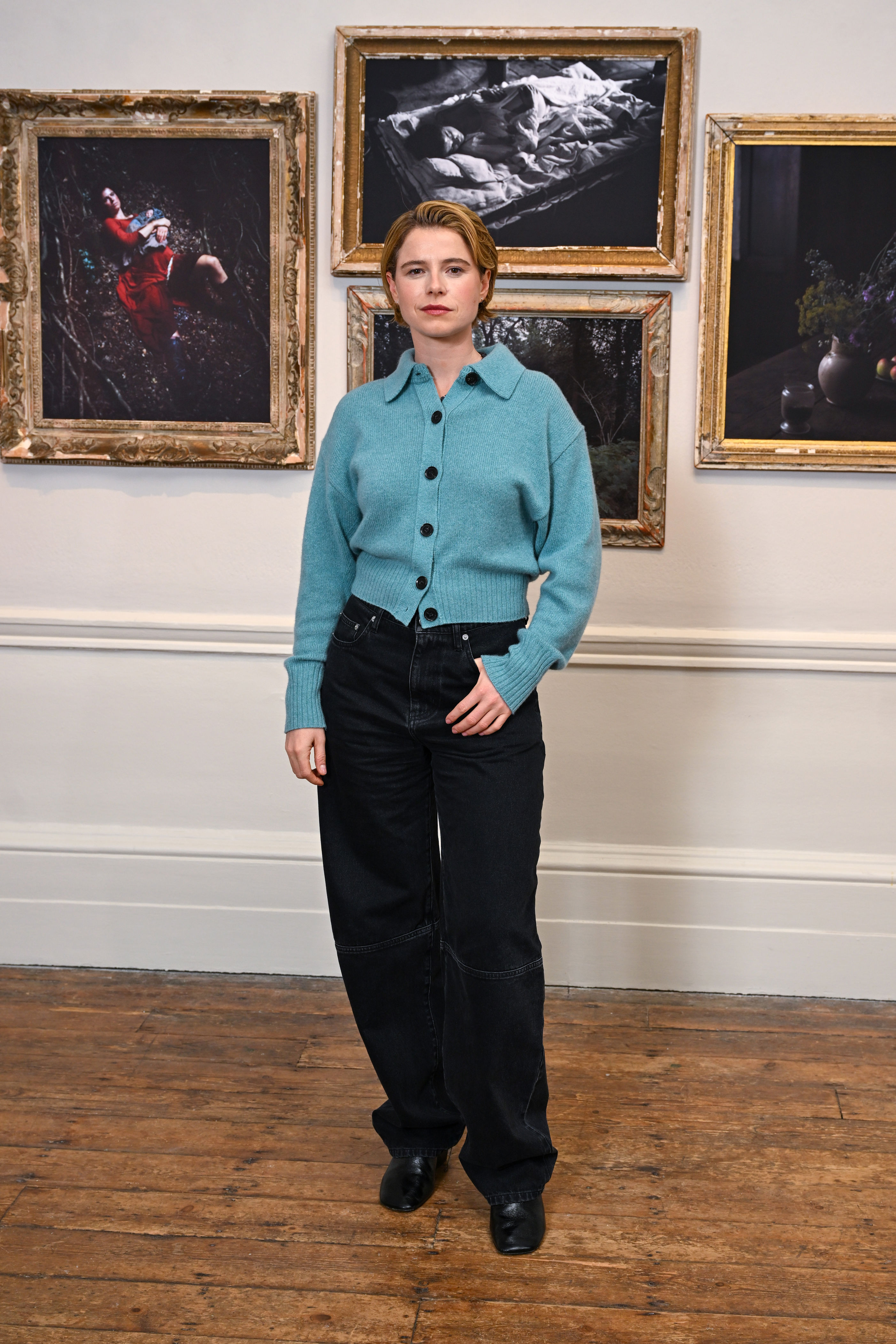 Jessie Buckley's barrel leg jeans and cardigan outfit is ideal for ...