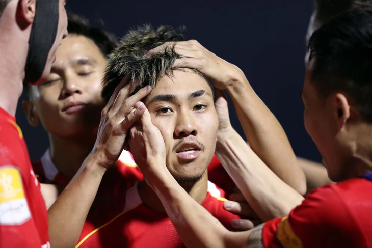 Khoa Ngô nói gì khi Tiến Linh nhường phạt đền?