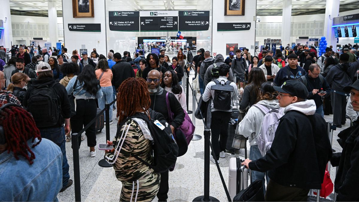 Senate passed bill banning special TSA treatment for lawmakers. Here's ...