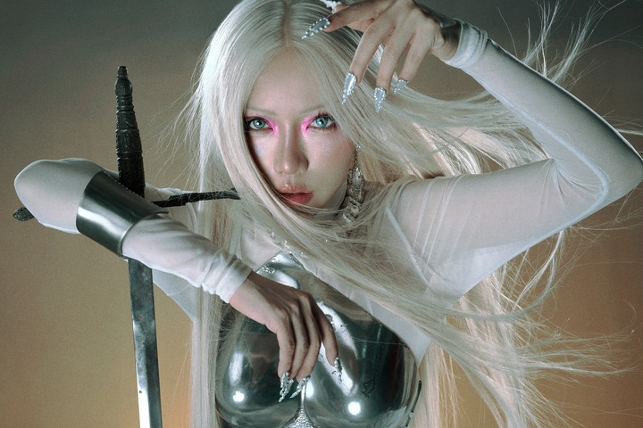 Nữ ca sĩ nhận 3 đề cử giải Cống hiến, 'cháy vé' 2 đêm nhạc chỉ sau 10 phút