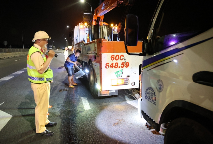 Tuần tra xuyên đêm trên cao tốc