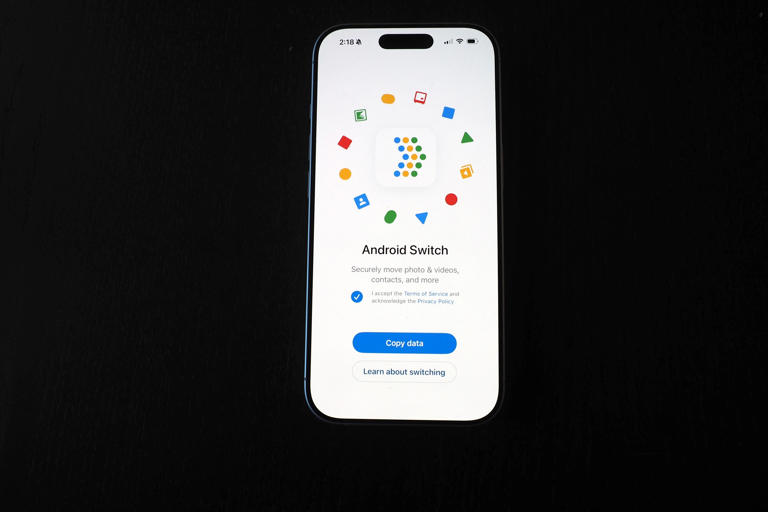 The Android Switch app can help move your data from the iPhone to an Android phone. Nicole Lee/CNET
