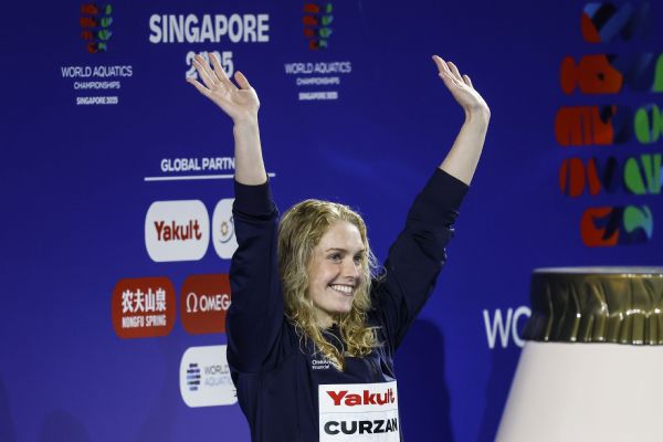 Curzan wins 100 backstroke as Virginia stays in 1st at NCAA's