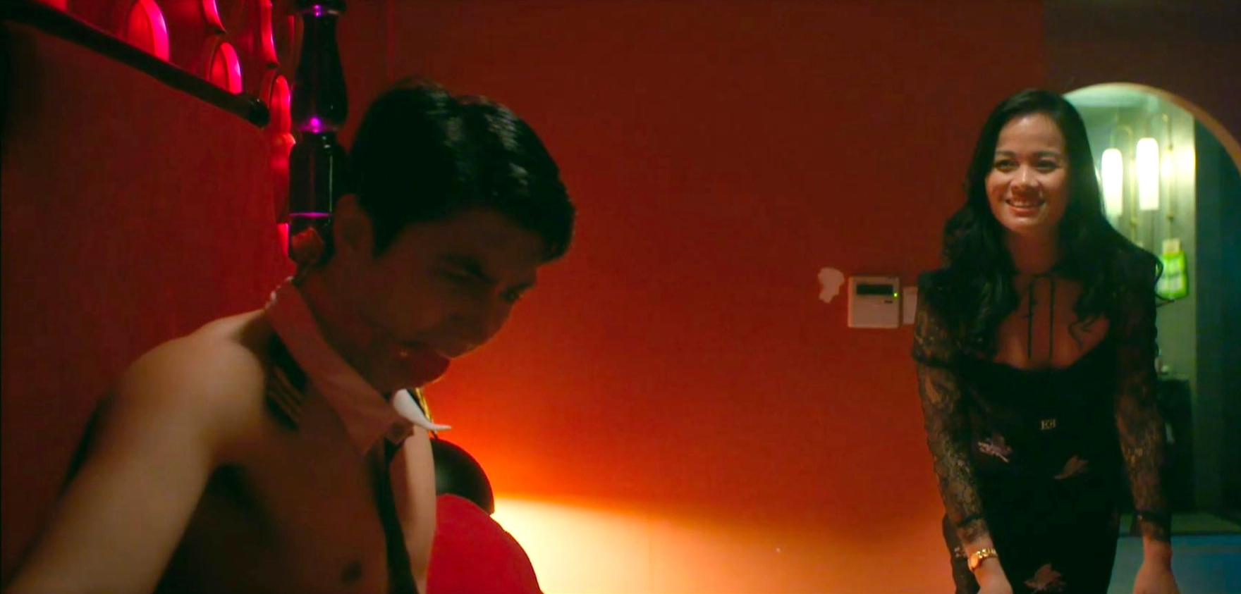 Đồng hồ đếm ngược bị phản ứng vì có cảnh nhạy cảm trong giờ vàng