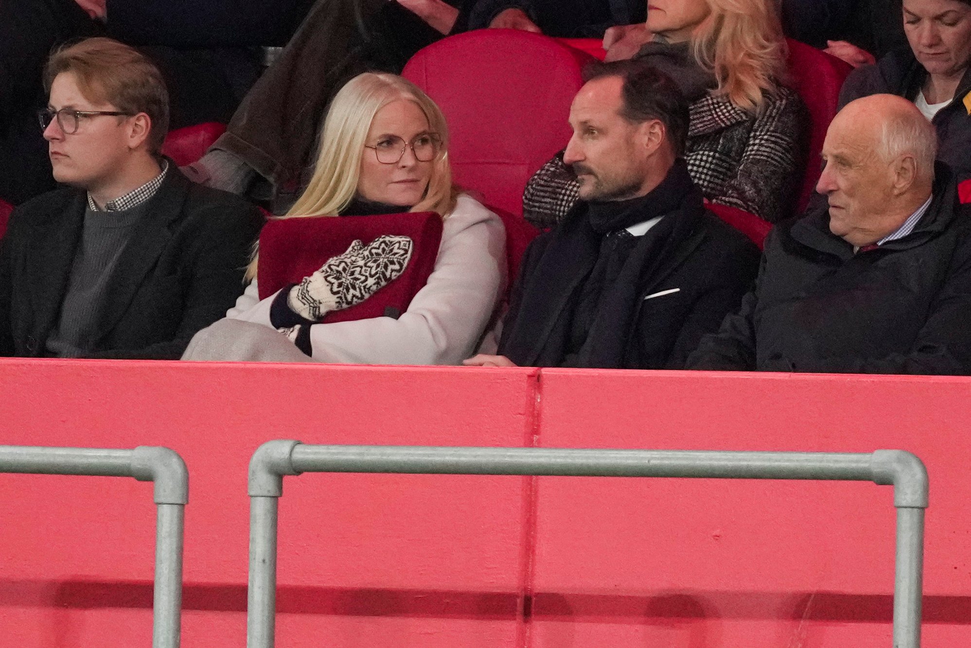 Oslo 20251113.  F.v. prins Sverre Magnus, kronprinsesse Mette-Marit, kronprins Haakon og kong Harald under VM-kvalifiseringskampen i fotball for menn mellom Norge og Estland på Ullevaal stadion. Foto: Erik Flaaris Johansen / NTB