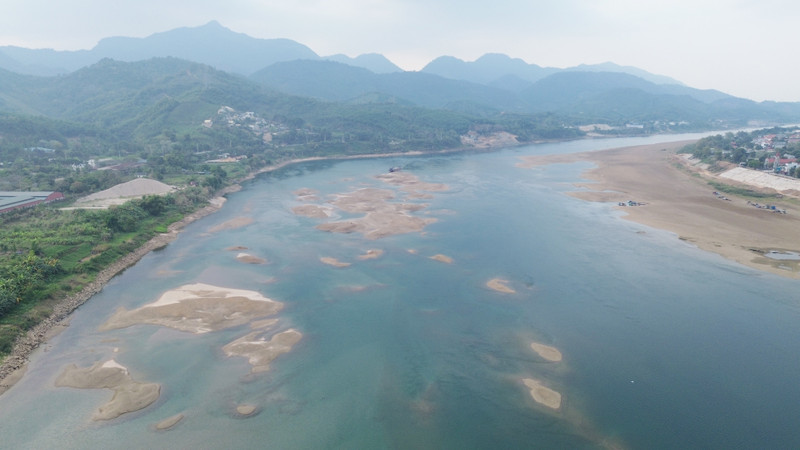 Sông Đà cạn nước, cát trắng lộ ra: Cảnh đẹp hiếm thấy, nỗi lo hiện hữu