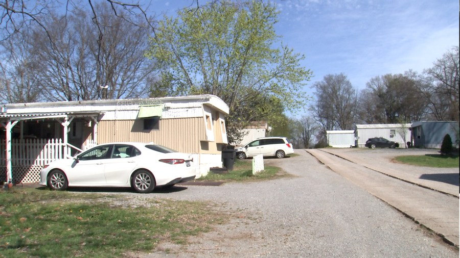 Man arrested after woman found dead in Murfreesboro mobile home