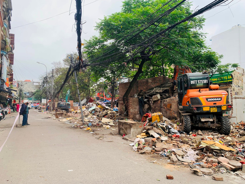 Hà Nội: Giải tỏa chợ cóc tồn tại hàng chục năm tại khu vực giáp ranh hai phường