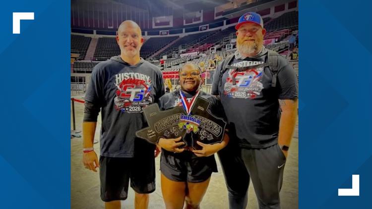 Texas teen sets multiple powerlifting records
