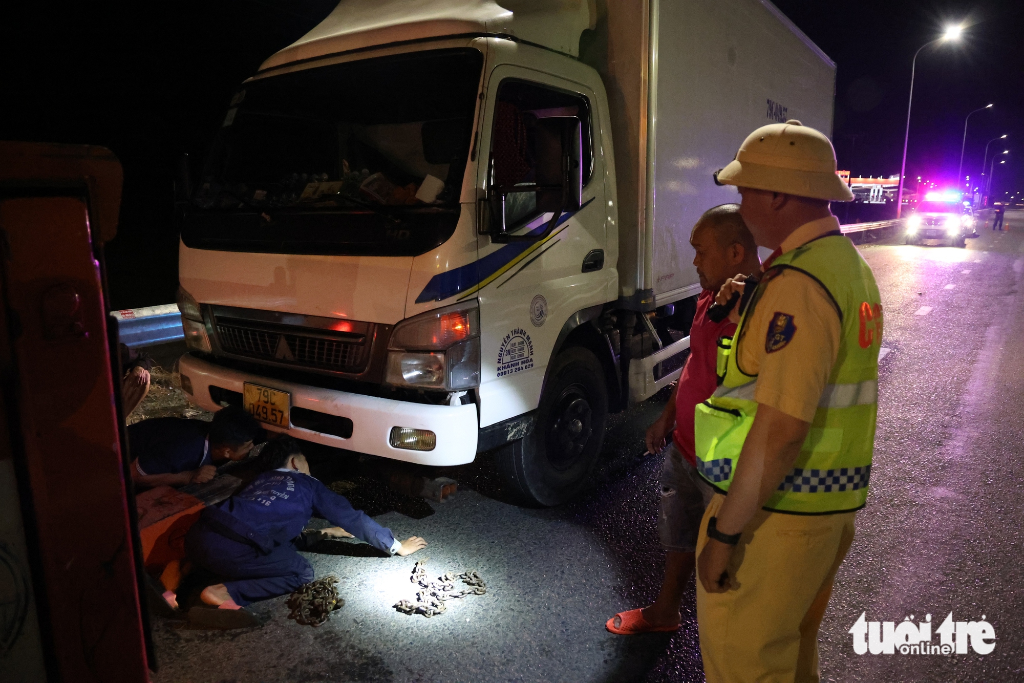 Đêm trắng của cảnh sát trên cao tốc 460 km: Ngăn tài xế dừng sai, ngủ trên làn khẩn cấp