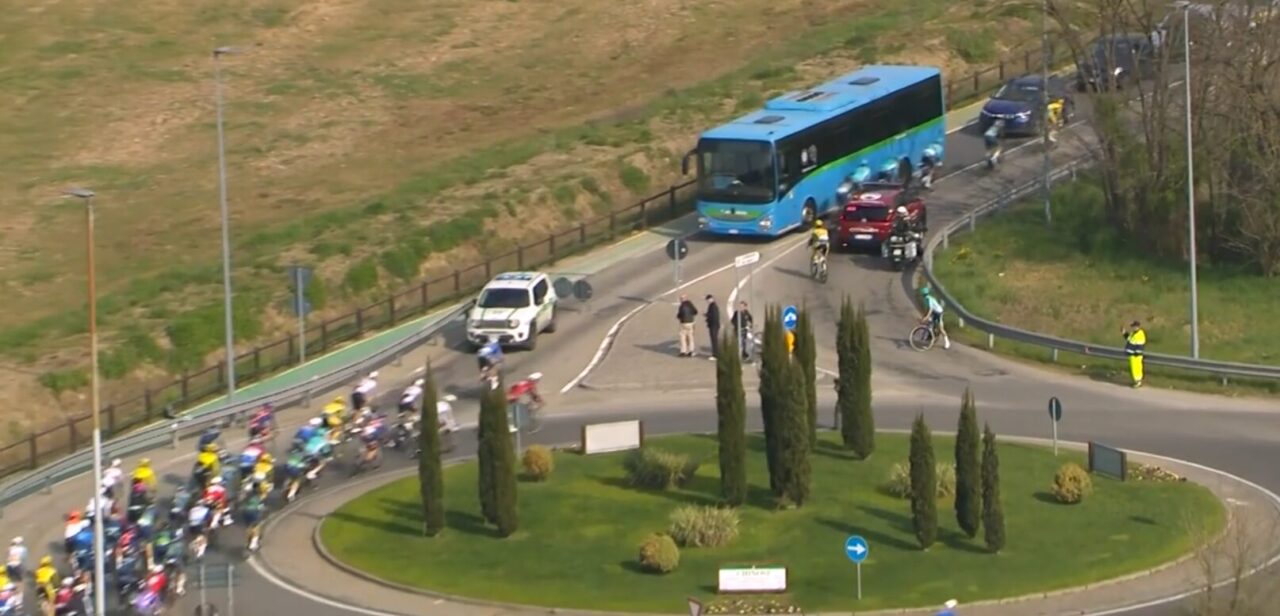 Meteen chaos in Milaan-San Remo: aanvallers rijden verkeerd op rotonde