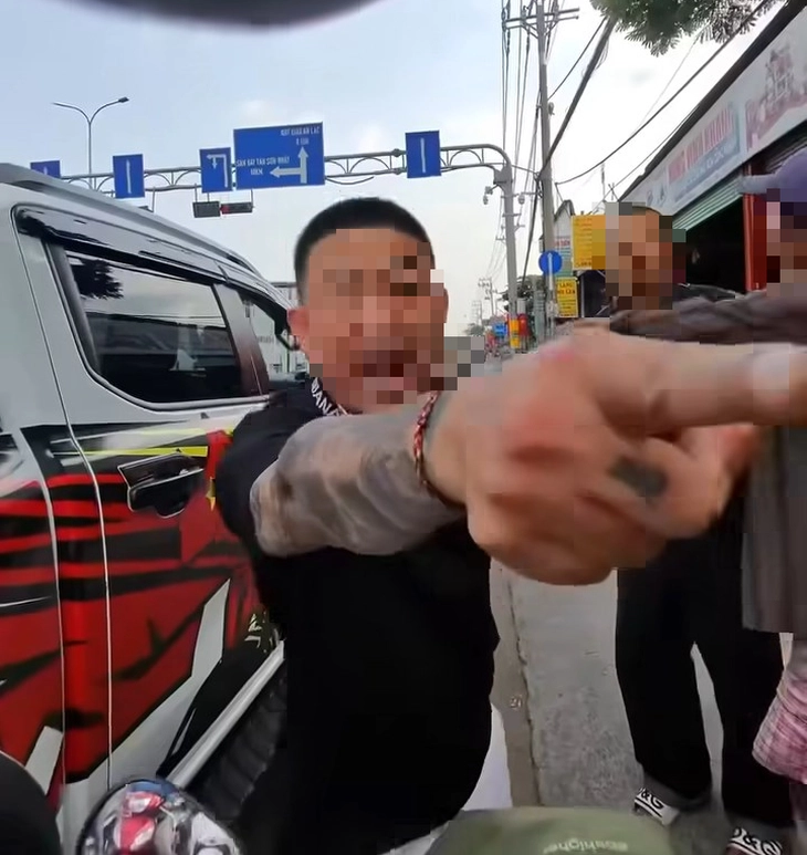 Xác minh clip hai người đi xe bán tải chửi bới, dọa đánh người đi đường ở phường Bình Tân