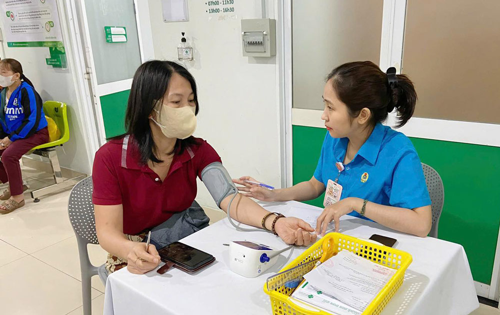 Công đoàn xã Chiên Đàn, Đà Nẵng khám, tư vấn sức khỏe miễn phí cho gần 100 đoàn viên