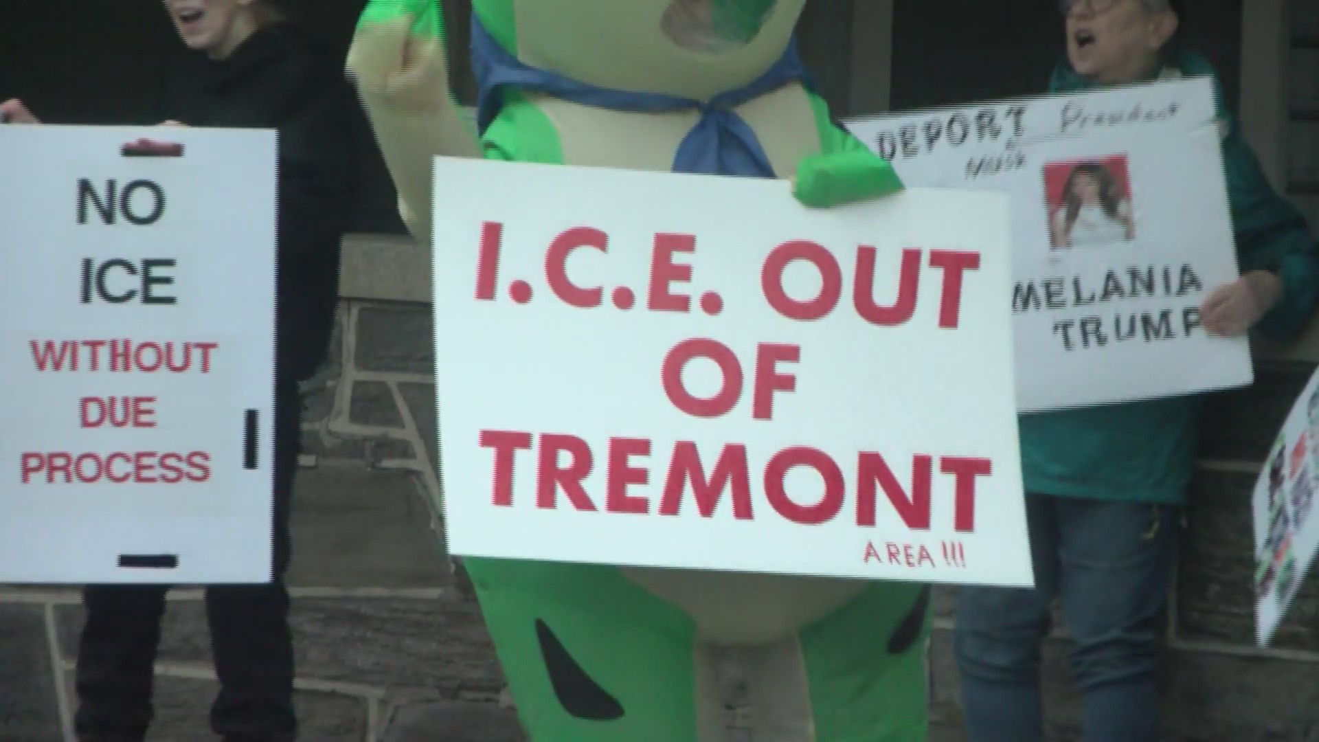 ICE facility draws protestors, supporters | 28/22 News