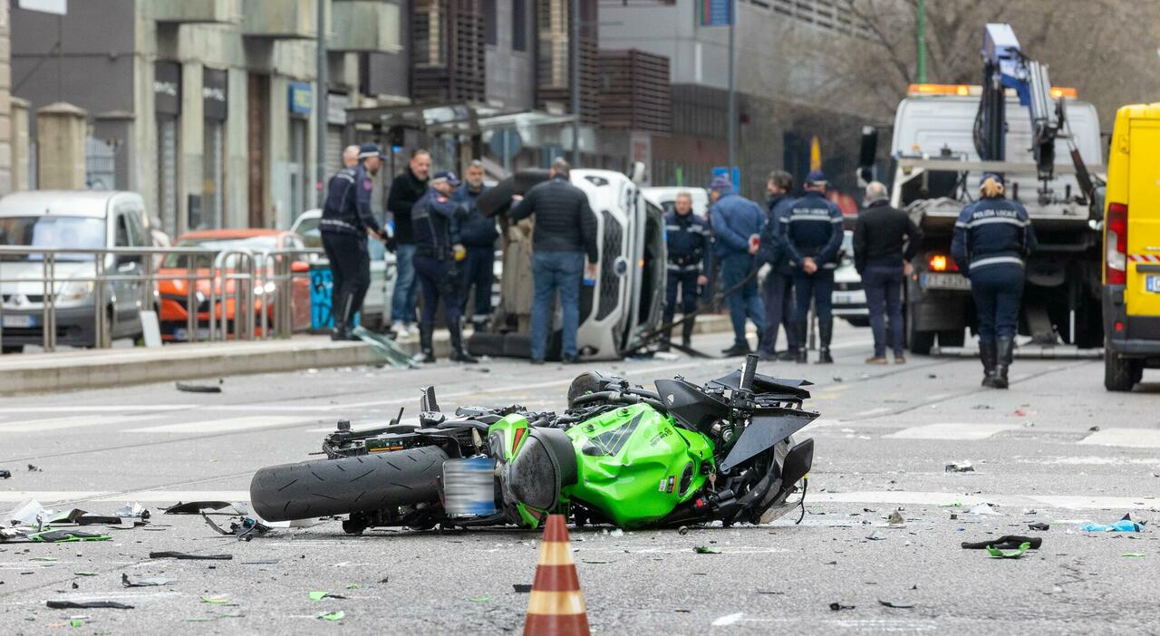 Incidente tra moto e taxi a Milano, morti una ragazza di 20 anni e un ...