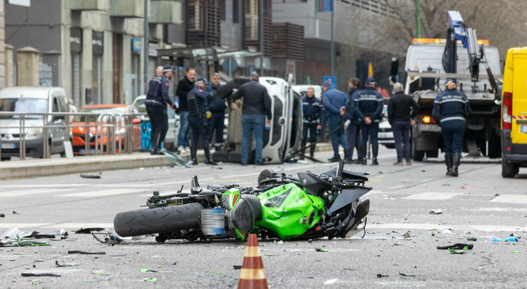 Incidente tra moto e taxi a Milano, morti una ragazza di 20 anni e un ...