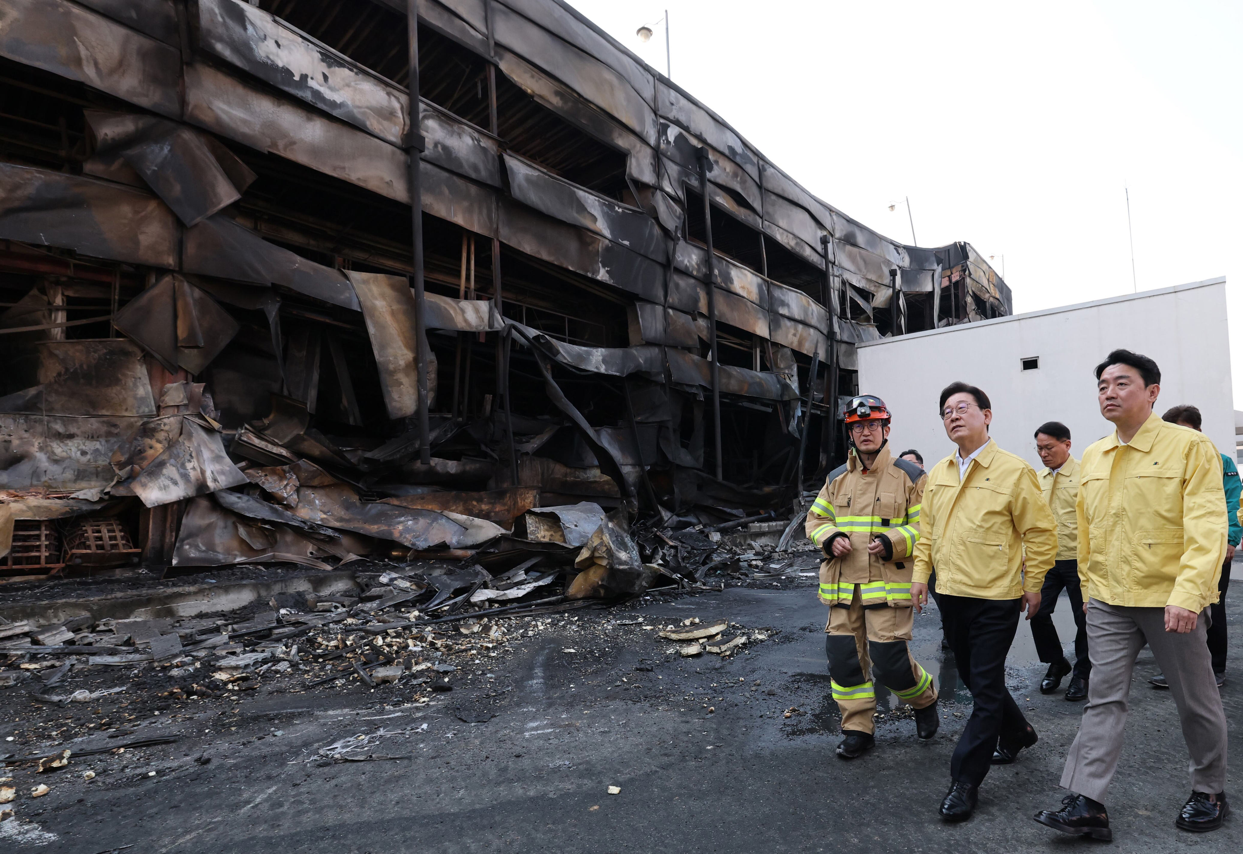 President Lee Jae Myung inspects Daejeon fire, urges secondary accident ...