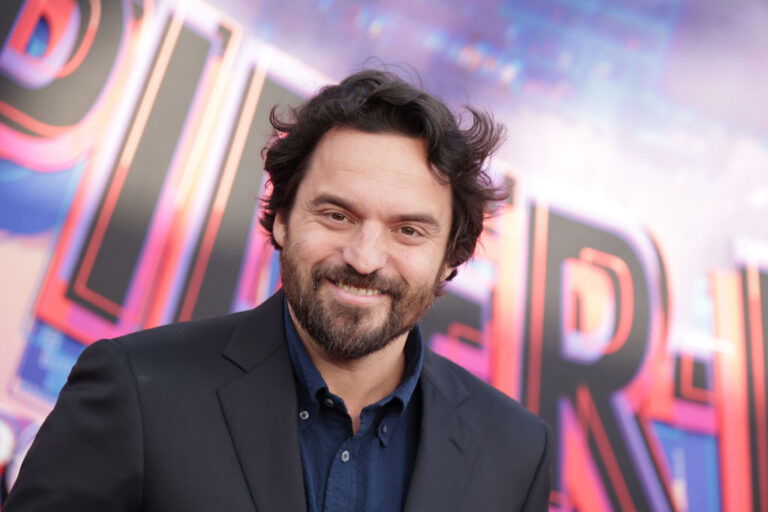 Jake Johnson en Jane Levy spelen samen in nieuwe NBC-detectivecomedy