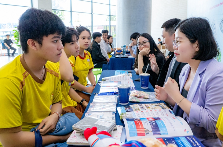 Trường đầu tiên ở TP.HCM công bố điểm sàn xét tuyển đại học 2026
