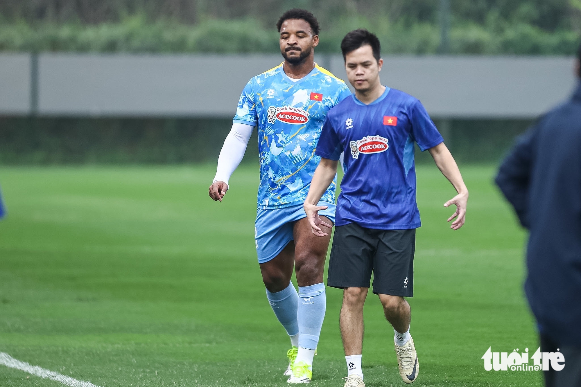 Xuân Son phải bỏ tập giữa chừng ở tuyển Việt Nam