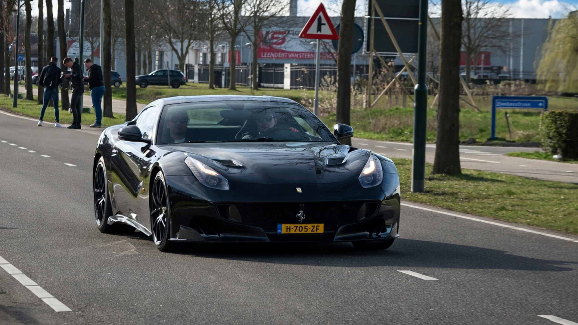 Ferrari F12 com escape direto cada aceleração mais intensa