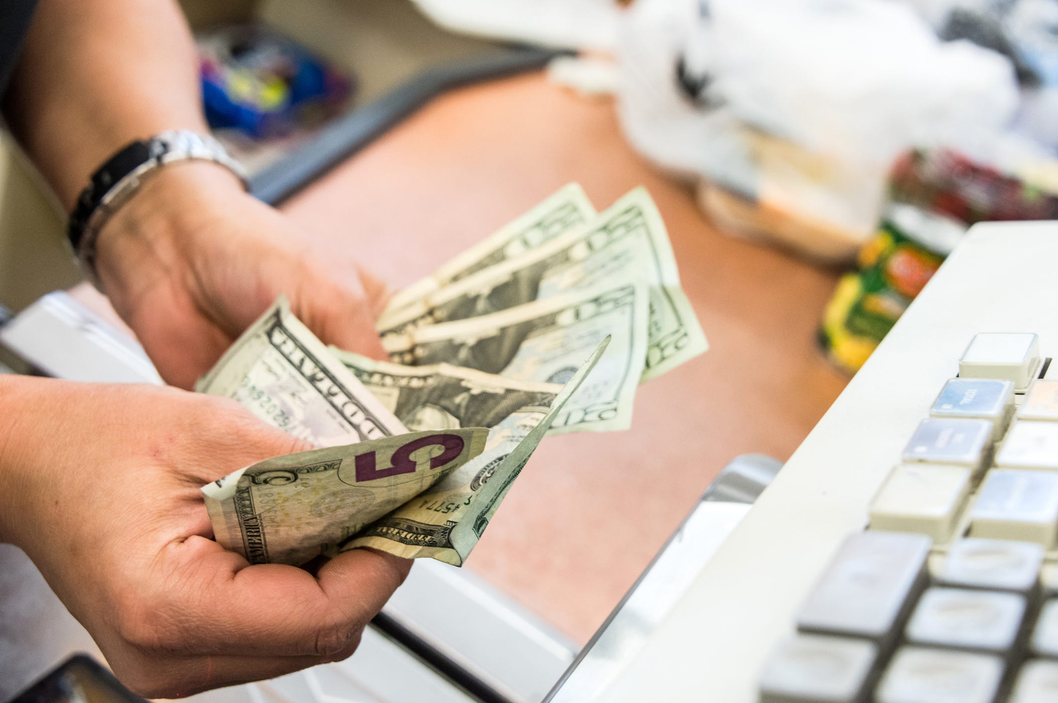 New NY law requires businesses to accept cash. What shoppers need to know